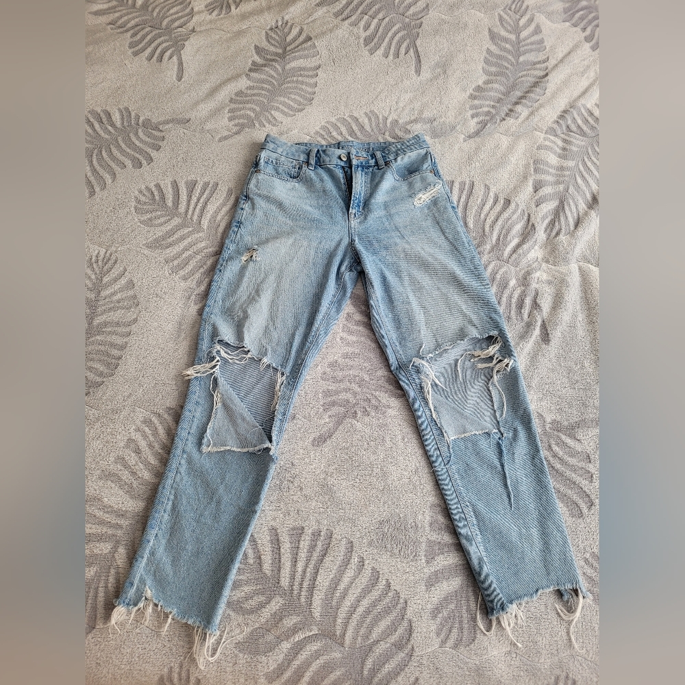 American Eagle Distressed Strigid Curvy Mom Jean, size 6R, light wash